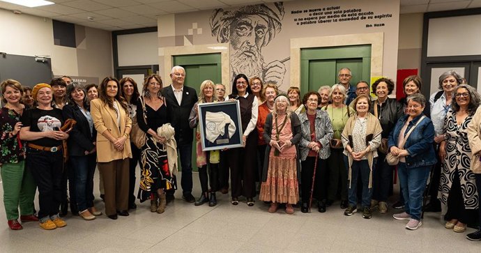 Donación de un pañueño de las Abuelas de la Plaza de Mayo de Buenos Aires.