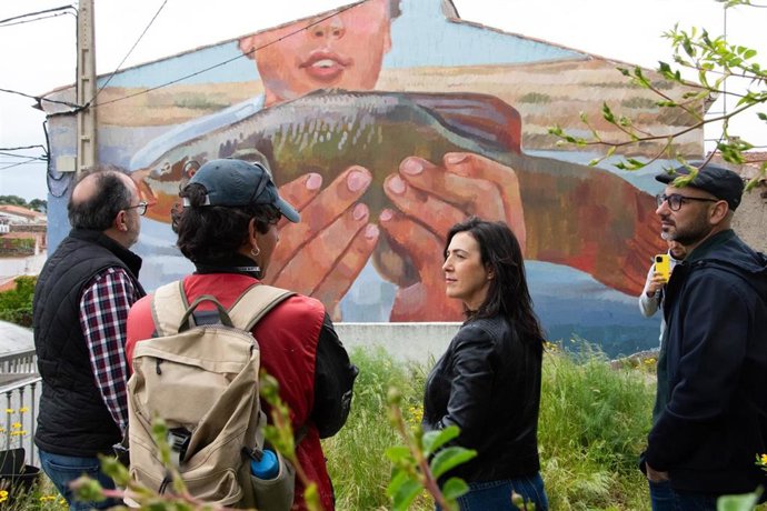 La vicepresidenta primera de la Diputación de Cáceres visita los trabajos en los murales del programa Muro Crítico en Piedras Albas