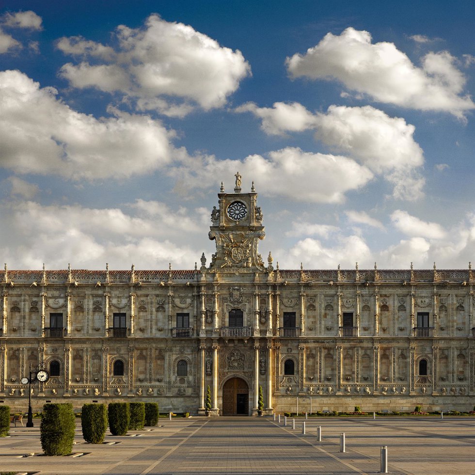 Fachada Del Parador San Marcos De León.
