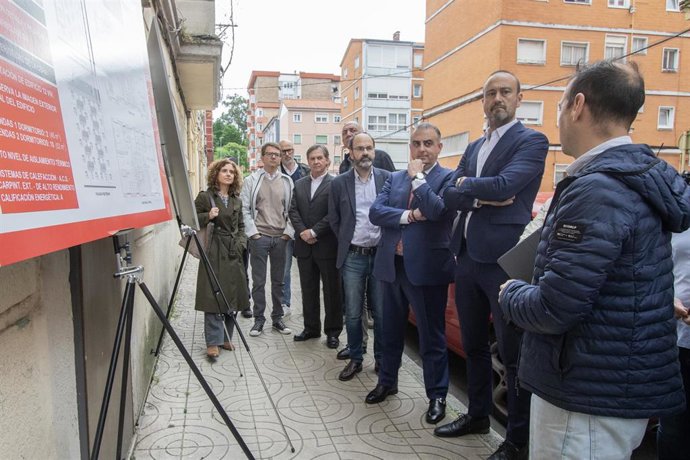 El Consejero De Fomento, Roberto Media, Junto Al Edificio De La Inmobiliaria De Torrelavega Donde El Gobierno Construirá Viviendas Protegidas