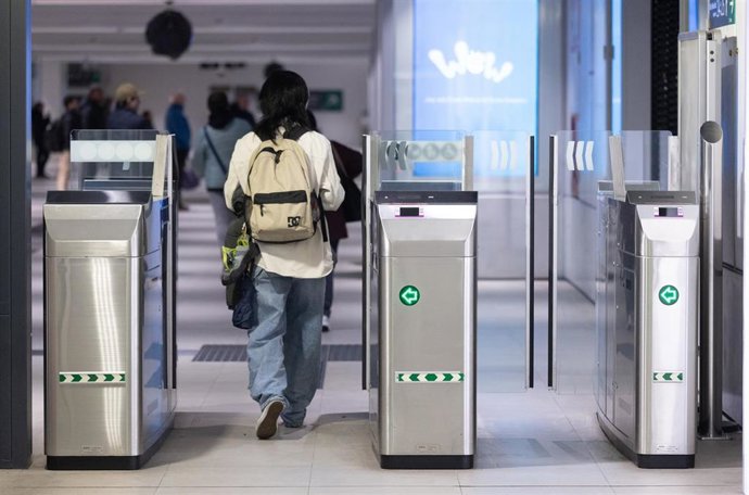 Archivo - Una persona valida su billete en la estación de Chamartín, a 29 de enero de 2025, en Madrid (España).