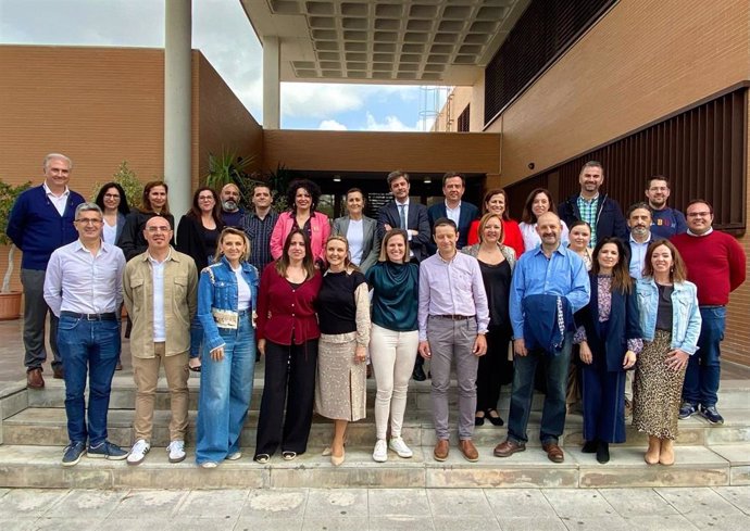 Copé (detrás, centro), con los directores de centros educativos de Lucena.