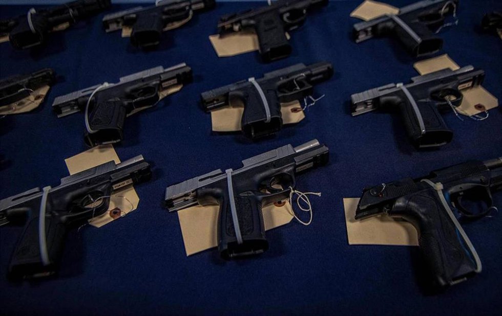 Archivo - Imagen de archivo de armas confiscadas en Estados Unidos destinadas a bandas de Haití.