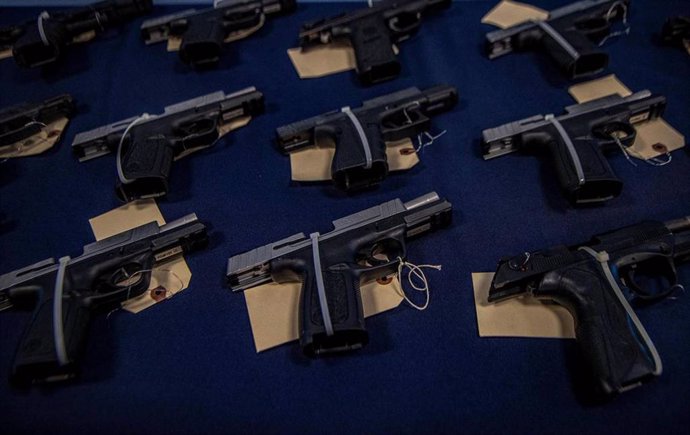 Archivo - Imagen de archivo de armas confiscadas en Estados Unidos destinadas a bandas de Haití.