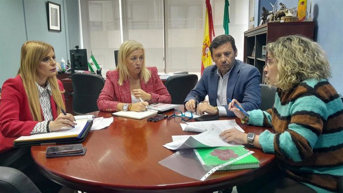El subdelegado de la Junta de Andalucía en el Campo de Gibraltar, Javier Ros, y la delegada territorial de Salud y Consumo en Cádiz, Eva Pajares, con la concejal de Mercados, Comercio, Salud y Consumo del Ayuntamiento de Algeciras, Sabina Quiles.