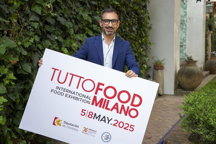 Félix Romero con una imagen promocional de la participación de empresas cordobesas en la feria Tuttofood de Milán.