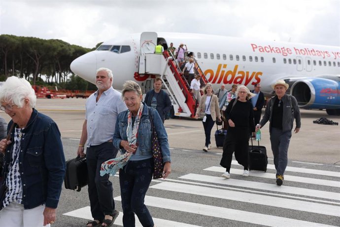 Pasajeros del primer vuelo de la compañía británica Jet2.Com en el aeropuerto de Jerez.