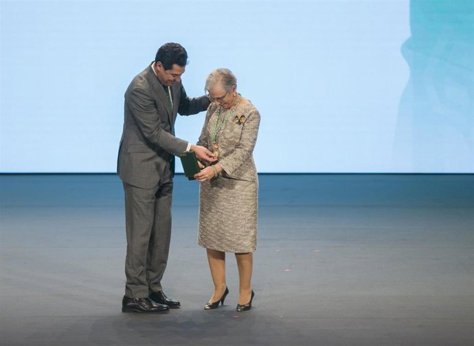 Archivo - El presidente de la Junta de Andalucía Juanma Moreno (i) otorgaba la Medalla de Andalucía de las Ciencias Sociales y Letras a María Castellano (d) en 2020