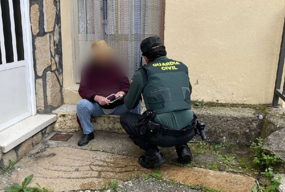 Imagen de la atención de la Guardia Civil a la mujer.