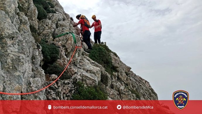 Bomberos de Mallorca en un momento del rescate de un padre y una hija tras desorientarse en el Puig de Galatzó