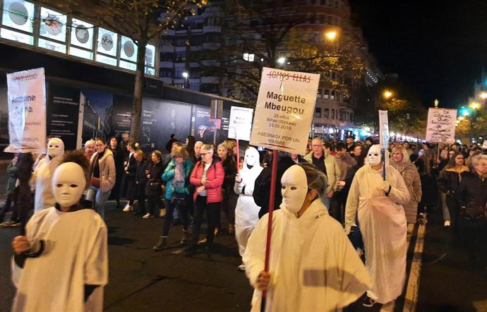Manifestantes portan carteles contra la violencia machista en la marcha del 8 de Marzo en Bilbao (archivo)