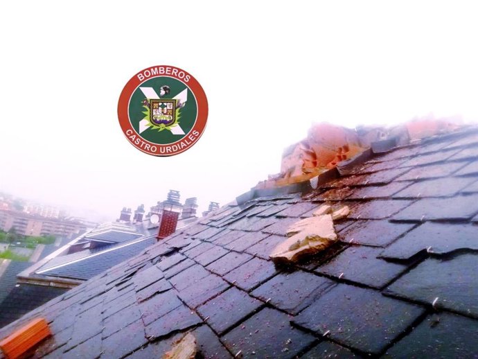 Un rayo causa daños en el tejado de un edificio de Castro