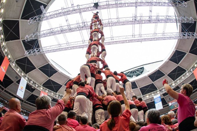Archivo - Un castell durante el XXIX Concurso de Castells de Tarragona, en el Tarraco Arena, a 6 de octubre de 2024, en Tarragona, Catalunya (España). El Concurso de Castells es una actuación de castells (torres humanas) de las mejores colles (grupos de t