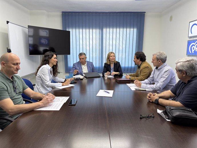 Los diputados nacionales del PP de Córdoba, Isabel Prieto y Bartolomé Madrid, junto a la senadora Lorena Guerra, con representates de CSIF.