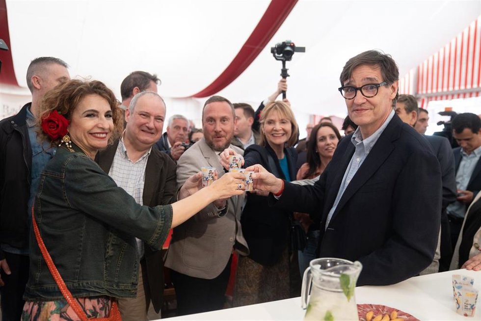 El presidente de la Generalitat, Salvador Illa (d) y la vicepresidenta primera y ministra de Hacienda, María Jesús Montero (i), visitan la Feria de Abril, en el Parc del Frum, a 2 de mayo de 2025, en Barcelona, Catalunya (España). A diferencia de las 5