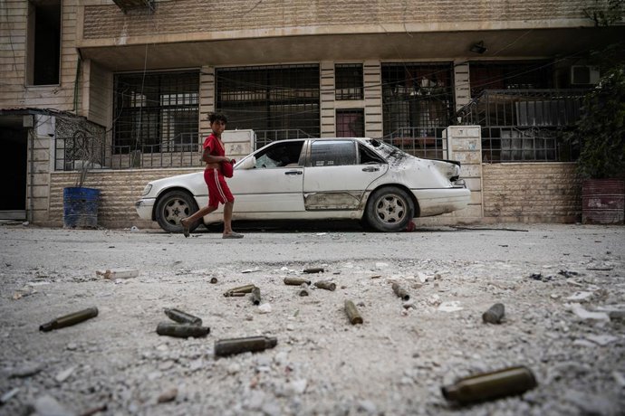 01 de maio de 2025, Síria, Ashrafiyat Sahnaya: Uma criança olha para cartuchos usados no chão em Ashrafiyat Sahnaya, na província de Rif Dimashq, após confrontos mortais entre membros da minoria drusa e combatentes pró-governo. Foto: Moawia