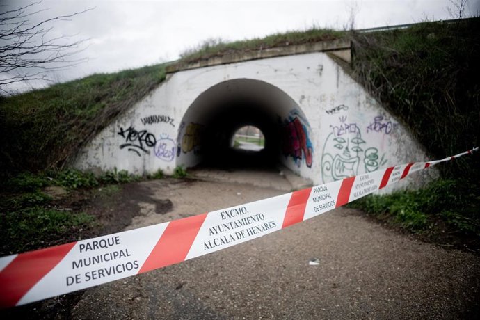 Archivo - Una cinta indica el cierre del paso a zonas inundables ante la crecida del caudal del río Henares, a 7 de marzo de 2025, en Alcalá de Henares, Madrid (España).