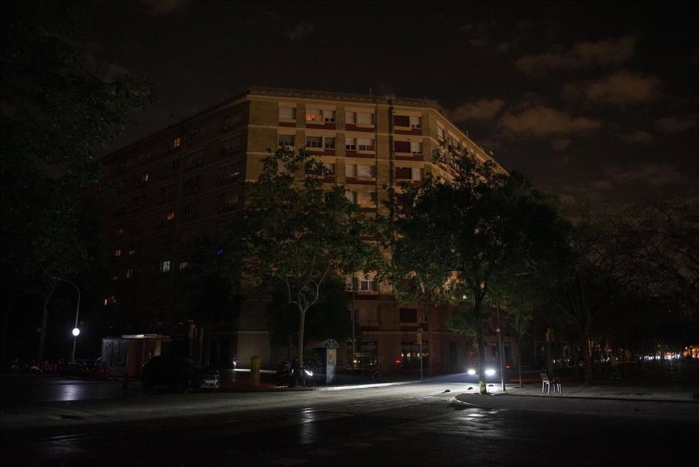 Las calles de la ciudad sin luz durante el apagón en Vigo, Galicia