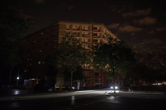 Las calles de la ciudad sin luz durante el apagón, a 28 de abril de 2025, en Vigo, Pontevedra, Galicia (España). Un apagón eléctrico ha asolado España, Portugal y parte de Francia a las 12.30h. de la mañana. Sin saber aún las causas concretas del apagón, 