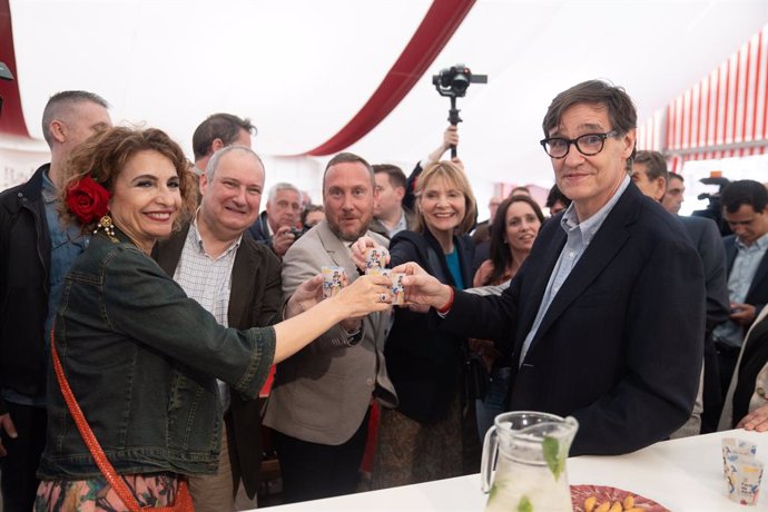 El president de la Generalitat, Salvador Illa (d) i la vicepresidenta primera i ministra d'Hisenda, María Jesús Montero (i), visiten la Fira d'Abril, ael Parc del Fòrum, a 2 de maig de 2025, a Barcelona, Catalunya (Espanya). A diferència de les 51 
