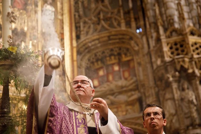 El arzobispo Francisco Cerro Chaves durante la misa funeral en memoria del Papa Francisco en la Catedral Primada de Toledo.