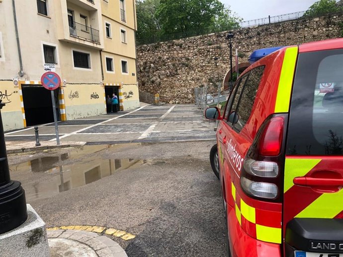 Unidad de bomberos desplegada en Cuenca ante una acumulación de agua.