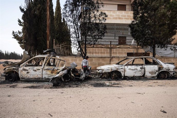 Vehículos incendiados tras la violencia sectaria en Sahnaya, Siria