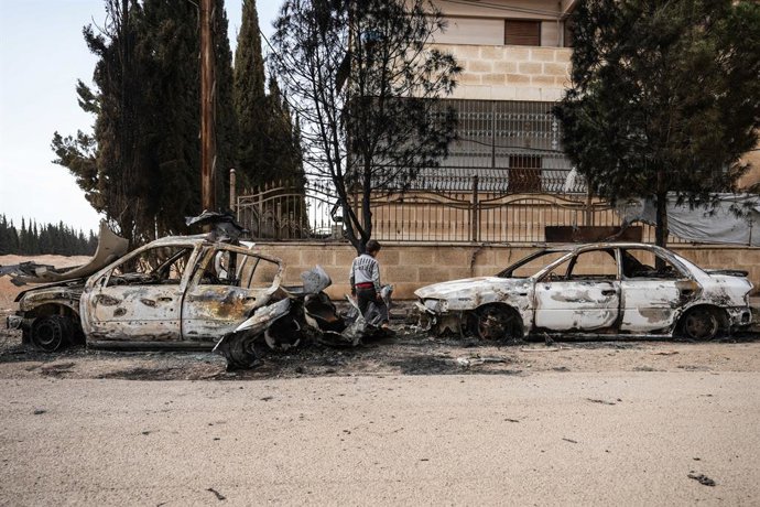 01 de maio de 2025, Síria, Ashrafiyat Sahnaya: Carros queimados são vistos em Ashrafiyat Sahnaya, na província de Rif Dimashq, após confrontos mortais entre membros da minoria drusa e combatentes pró-governo. Foto: Moawia Atrash/dpa