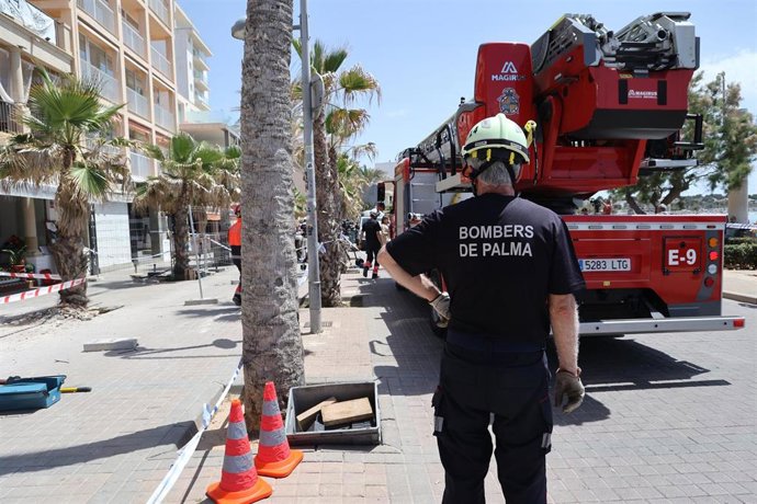 Archivo - Bomberos de Palma, en una intervención.