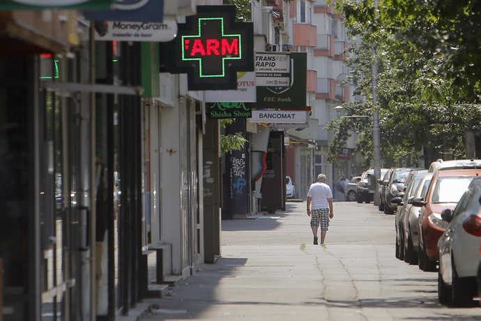 Archivo - BUCHAREST, July 25, 2022  -- A man walks on the street in Bucharest, capital of Romania, July 24, 2022.