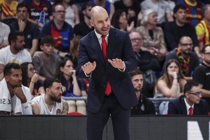 Vassilis Spanoulis, head coach of AS Monaco gestures during the Turkish Airlines Euroleague, Play Offs match 4 between FC Barcelona and AS Monaco at Palau Blaugrana on May 02, 2025 in Barcelona, Spain.