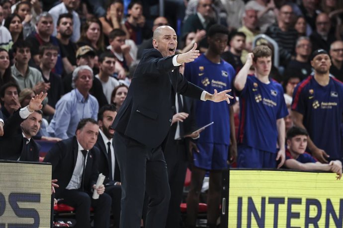 Joan Penarroya, técnico do FC Barcelona, gesticula durante a partida da Liga Endesa ACB, disputada entre FC Barcelona e Unicaja no Palau Blaugrana em 27 de abril de 2025 em Barcelona, Espanha.