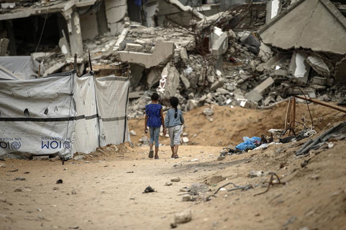 30 de abril de 2025, Jabalia, Faixa de Gaza, Território Palestino: Palestinos que vivem no campo de refugiados de Jabalia tentam manter sua vida cotidiana em tendas improvisadas em meio aos escombros de edifícios destruídos por ataques israelenses, na C