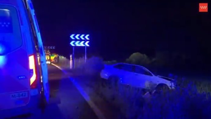 Accidente de tráfico en la M-113 por choque fronto-lateral entre dos coches.