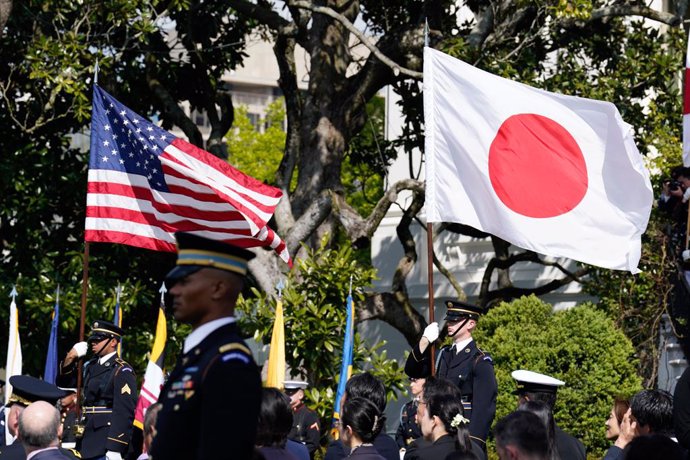 Archivo - April 10, 2024, Washington, District Of Columbia, USA: The United States and Japanese flags are displayed as US  President Joe Biden and first lady Dr. Jill Biden welcome Prime Minister Kishida Fumio and Mrs. Kishida Yuko of Japan for an Officia