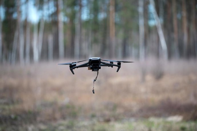 15 de abril de 2025, região de Kiev, Ucrânia: Um drone voa durante o treinamento de voluntários militares que se alistaram no serviço militar sob o projeto "Contrato 18-24", região de Kiev, Ucrânia, em 15 de abril de 2025. A iniciativa do Ministério da De