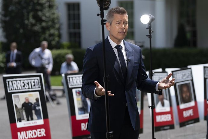 30 de abril de 2025, Washington, Distrito de Columbia, EUA: O Secretário de Transportes dos Estados Unidos, Sean Duffy, fala à mídia na Casa Branca em Washington, DC, em 30 de abril de 2025