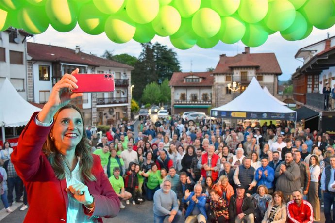 Acto de cierre de campaña de Paula Fernández en Bárcena de Pie de Concha