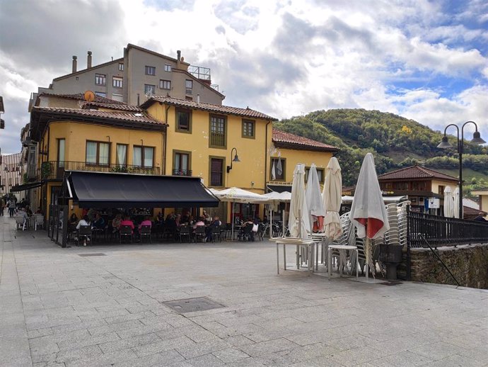 Archivo - Calles de Cangas del Narcea con terrazas hosteleras.