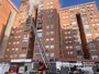 Fallece una persona tras precipitarse desde una octava planta durante un incendio en Málaga capital