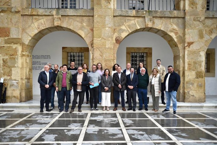 La presidenta del PP de Málaga, Patricia Navarro, junto al alcalde de Cortes de la Frontera, José Antonio Zurera, y su equipo de Gobierno, que han pasado  a integrarse en el Partido Popular.