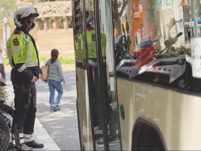Agente en la red de autobuses de Barcelona.