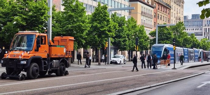 Convoy averiado en la parada de Plaza España este sábado que ha interrumpido el servicio entre Gran Vía y César Augusto.
