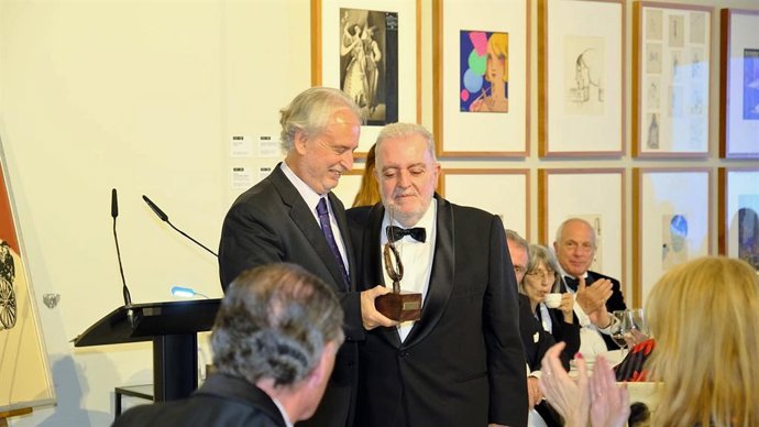 Entrega de la distinción.