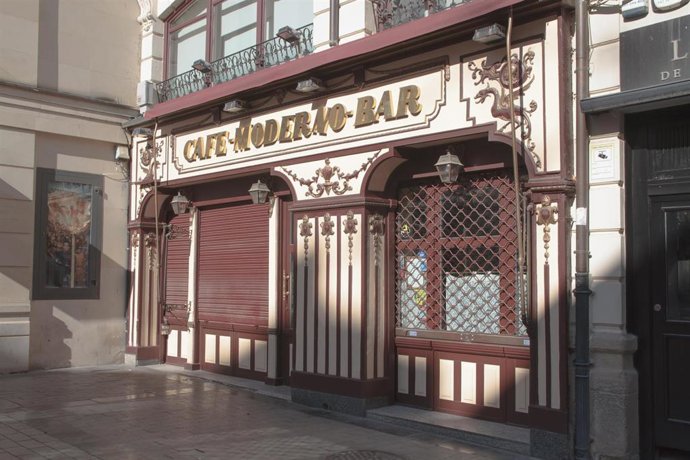 Archivo - Fachada del Café Moderno-Bar cerrado en Logroño