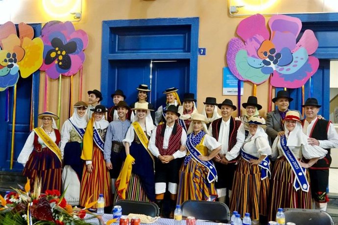 Unas 15.000 personas se reúnen en torno al folclore y las tradiciones en el Baile de Magos de Santa Cruz de Tenerife