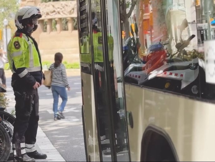 Agent a la xarxa d'autobusos de Barcelona