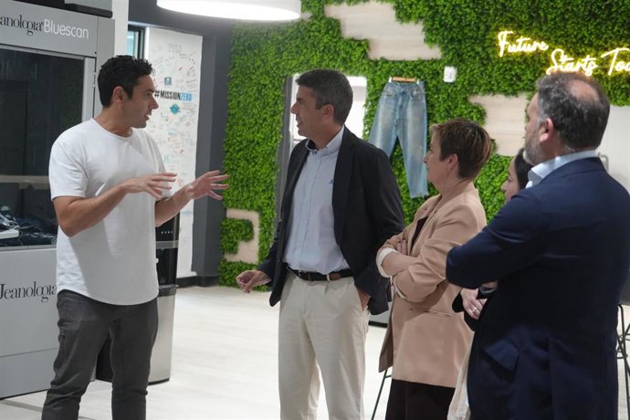 El 'president' de la Generalitat, Carlos Mazón, visita al Hub de la compañía valenciana Jeanologia en Miami