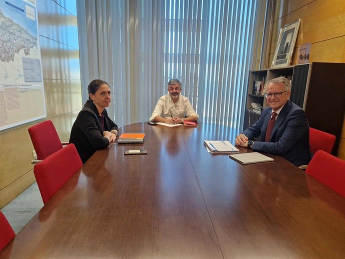 La directora general del Agua, Vanesa Mateo; el consejero Alejandro Calvo y el gerente de Cadasa, Manuel Gutiérrez, durante una de las reuniones que mantienen periódicamente para repasar las actuaciones en materia de gestión hidráulica.