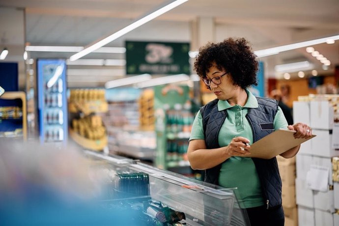 Imagen de una mujer en un supermercado.
